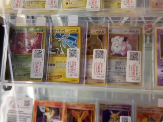 Tantalizing Gal Elle Lee Shows Off Her Ass